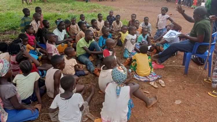 DRC: Children in the Diocese of Molegbe commit to tree planting in families