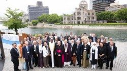 人工知能利用の倫理問題をめぐる宗教指導者らの会合の参加者たち　2024年7月10日　広島