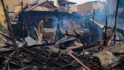 Casa incendiada en el estado de Manipur como consecuencia de la violencia contra los kukis.
