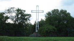 Krzyż św. Brunona w Giżycku. Stoi w najbardziej prawdopodobnym miejscu męczeństwa świętego (Wikimedia, Margoz, CC BY-SA 4.0)