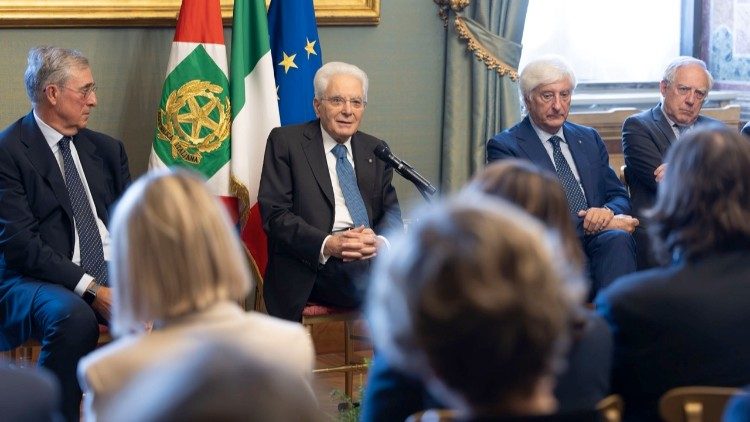 Un momento dell'incontro al Quirinale del presidente Mattarella con una delegazione del Policlinico Gemelli