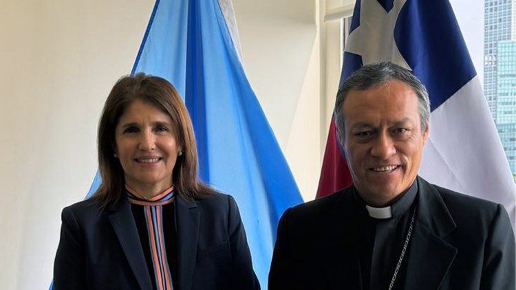 Mons. Lizardo Estrada, Secretario General del CELAM y Paula Narváez Ojeda, presidenta del Consejo Económico Social de la ONU.