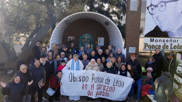 Fieles que participaron en la Misa en la ermita construida en el lugar de la muerte de monseñor Ponce de León