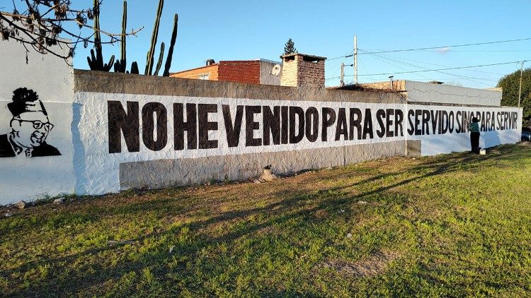 El mural pintado en una plaza con su rostro y su lema episcopal