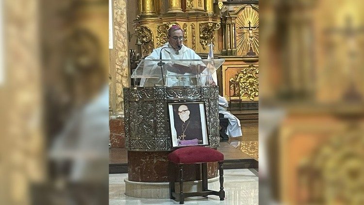 Mons. Joaquín Mariano Sucunza celebra la Misa en la catedral de Buenos Aires