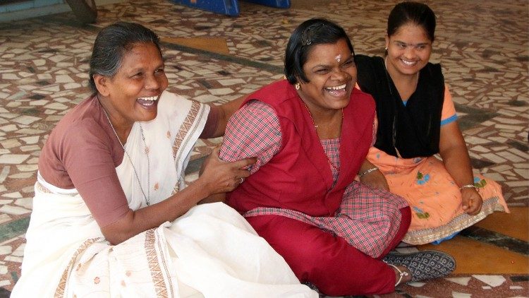 Sœur Saleth Mary avec des enfants de l'école Asha Deepam