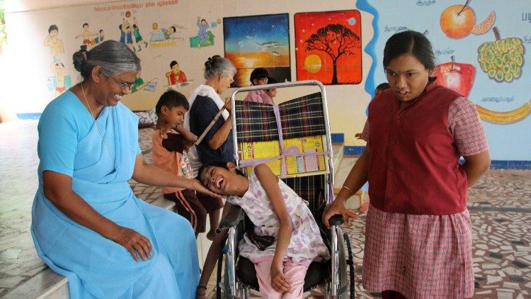 Las hermanas con niños en la Escuela Asha Deepam