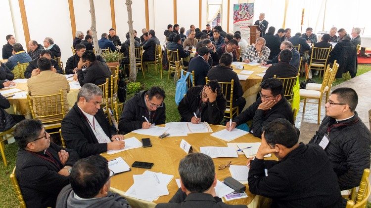 Momento de conversación en el espíritu durante en el encuentro de párrocos.