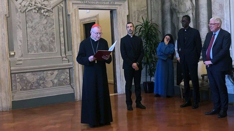 Il cardinale Parolin annuncia la notizia della nomina di monsignor Serrano in Segreteria di Stato (foto @TerzaLoggia - X)