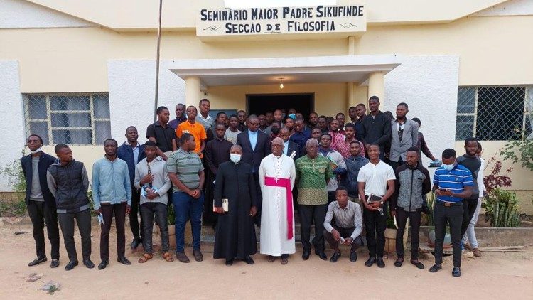 Dom Zacarias Kamwenho com os estudantes que tomaram parte na apresentação da antologia