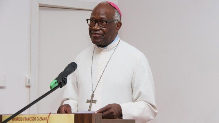 Dom Zacarias Kamwenho apresentando o livro na Universidade Católica de Luanda