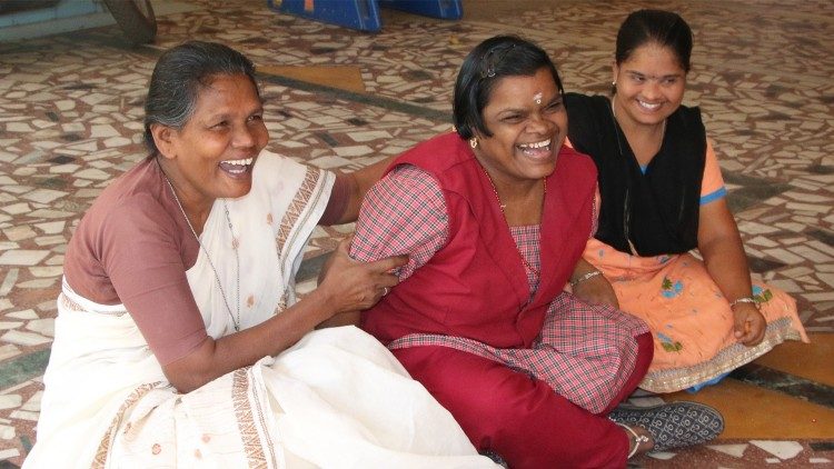 A Irmã Saleth Mary com algumas crianças da 'Asha Deepam School'