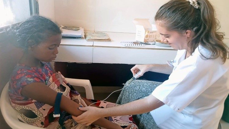 Marie Bouchard avec un enfant malgache. 