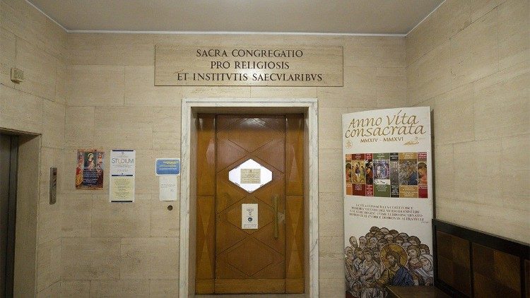 Entrada do Dicastério para os Institutos de Vida Consagrada e as Sociedades de Vida Apostólica (Vatican Media)