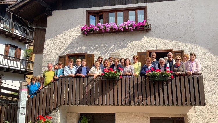 "Baita Paradiso", dove abitò Chiara Lubich durante le vacanze a Tonadico, con affacciate persone del Movimento presenti in questi giorni 