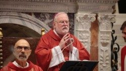 El arzobispo Paul Richard Gallagher preside la celebración eucarística en la basílica de Aquilea