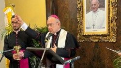 Il sostituto per gli Affari Generali della Segreteria di Stato, l'arcivescovo Edgar Peña Parra, mentre benedice la nunziatura apostolica in Honduras