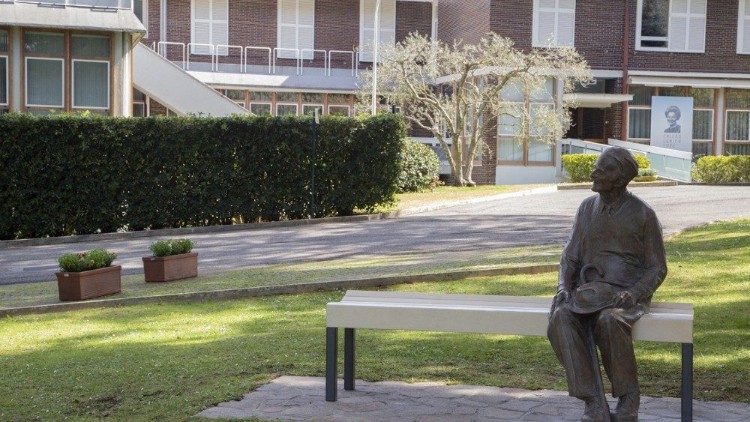 Estatua dedicada a Igino Giordani en el Centro de los Focolares de Rocca di Papa (RM)