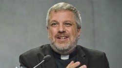 Padre Giacomo Costa, religioso jesuita, es uno de los secretarios especiales de la asamblea sinodal.