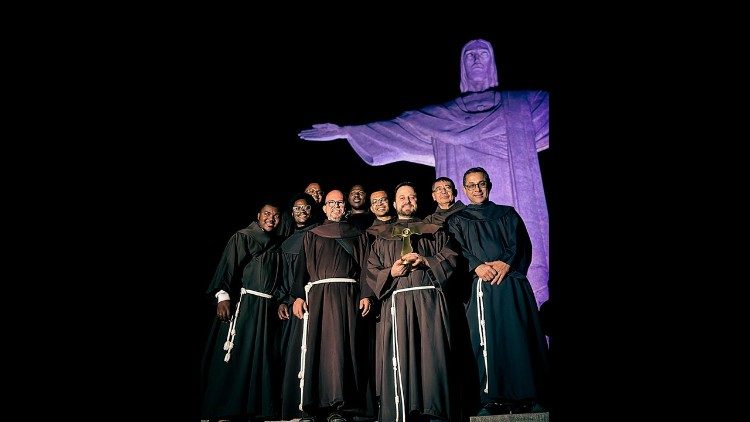 Frades no Cristo Redentor em homenagem a Frei Galvão