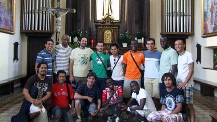 Foto ricordo di un gruppo internazionale di giovani del Movimento in visita alla chiesa di Tonadico