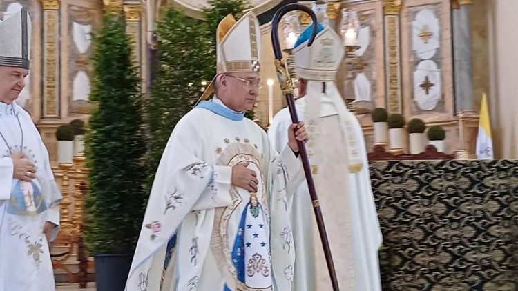 Le substitut pendant la messe dans la basilique de Suyapa, Honduras.