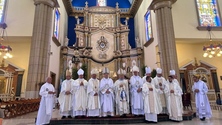 Mgr Peña Parra avec les évêques de la Conférence épiscopale du Honduras.