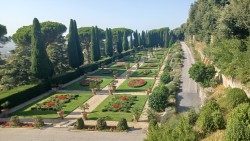Pohled na papežské zahrady v Castel Gandolfu - Borgo Laudato si'