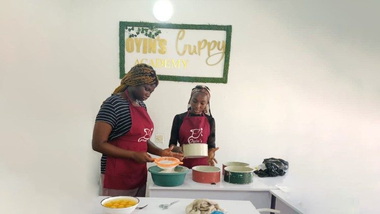 Deux jeunes nigérianes au cours d’une formation dispensée à la Fondation Arise, en collaboration avec des religieuses nigérianes