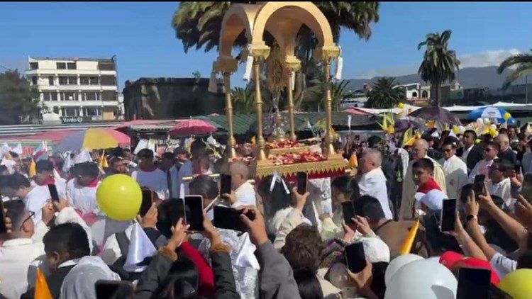 Procesión del Santísimo sacramento por las calles de Quetzaltenango