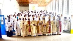 Les éveques du Rwanda et quelques prêtres. 