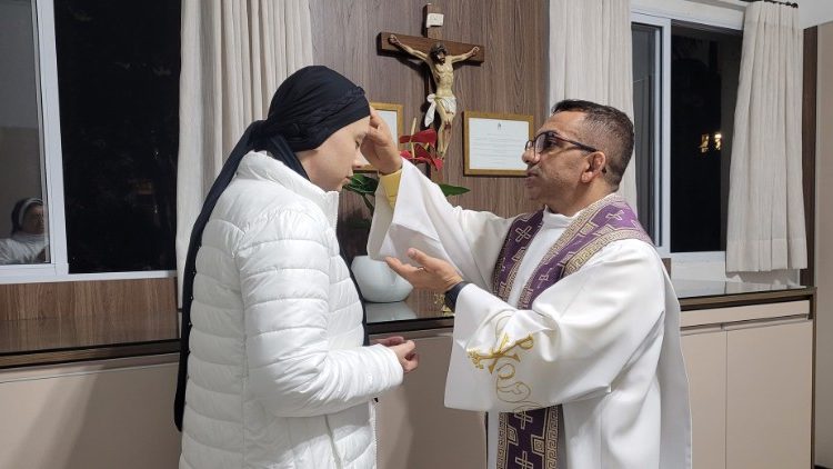 Sœur Grazielle recevant le sacrement de l'onction des malades