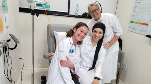Em uma das sessões de quimioterapia de Irmã Grazielle Rigotti (ao centro na foto) durante o tratamento