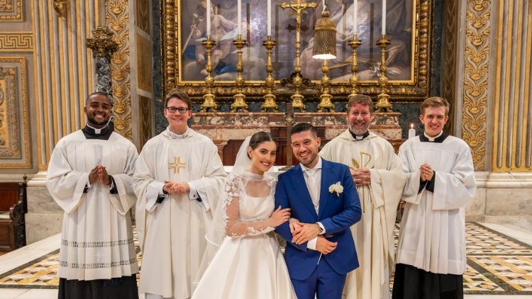 O casal de brasileiros na Capela do Coro, onde foi realizado o sacramento do matrimônio