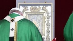 Le Pape en prière devant l'icône de Santa Maria in Portico le 29 mai 2016