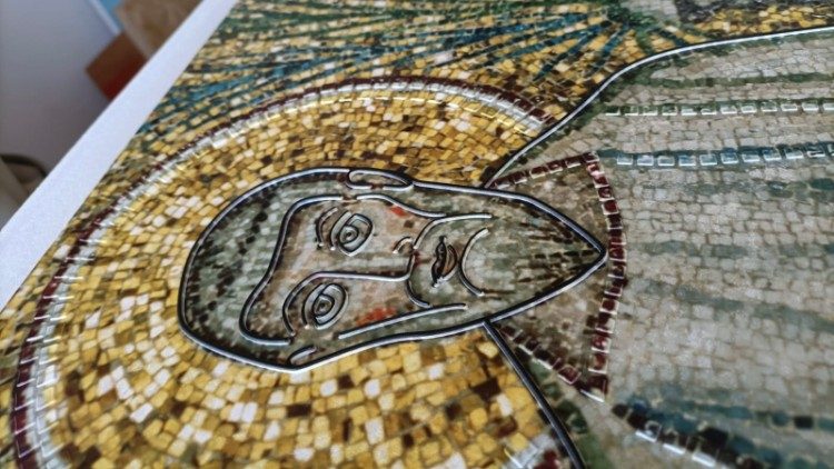 Particolare di un panello tattile e multisensoriale che riproduce un mosaico bizantino di Ravenna