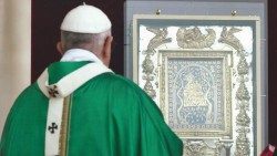 Pope Francis prays in front of the icon of Santa Maria in Portico in May 2016