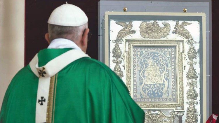 Il Papa prega davanti all'icona Santa Maria in Portico (29 maggio 2016)