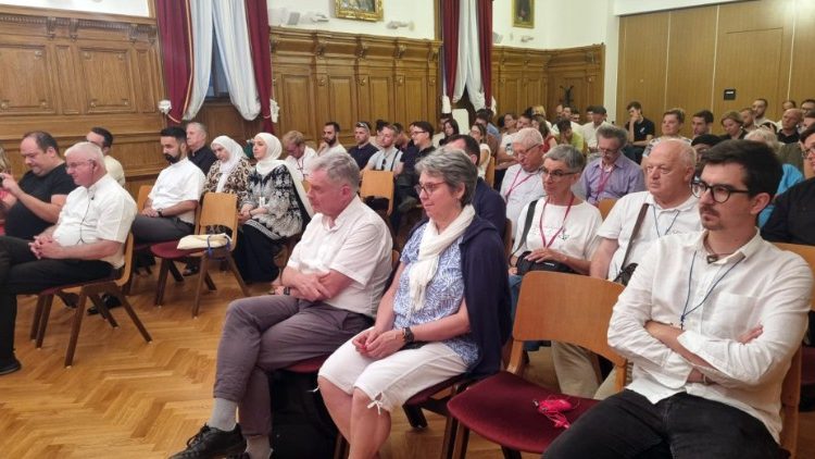 Il pubblico della tavola rotonda all'arcivescovado di Rijeka-Fiume