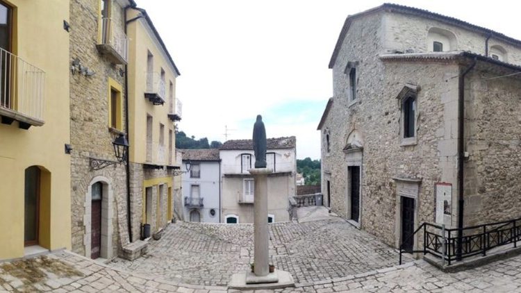 La piazza di Campolieto (Campobasso)