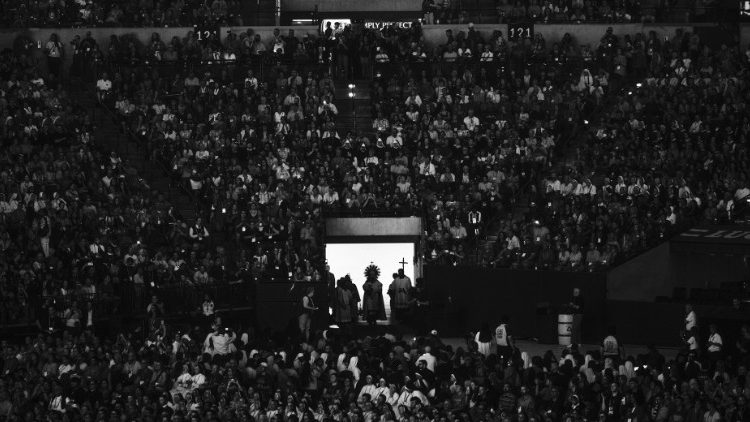 Las cuatro rutas de la Peregrinación Eucarística Nacional se dirigieron en procesión al Lucas Oil Stadium en el centro de Indianápolis, seguidas por el Obispo Cozzens llevando a Jesús en la Eucaristía. (@National Eucharistic Revival)