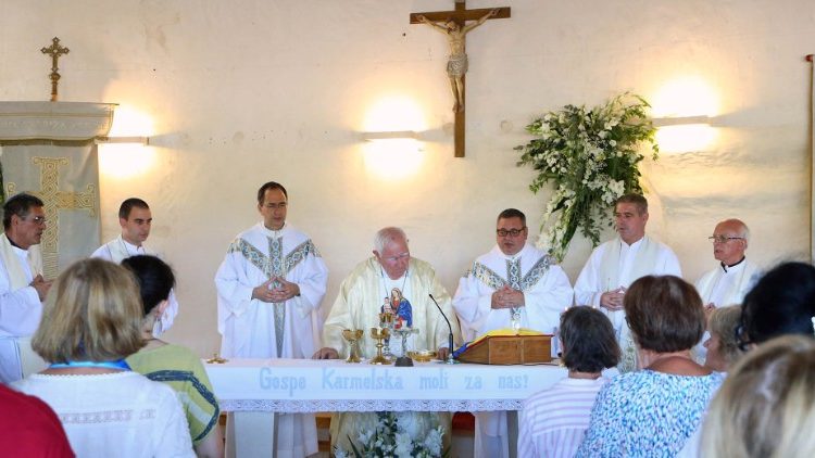 Na Gospu od Karmela biskup Ante Ivas na brdu Okit  (Foto: Šibenska biskupija)