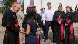 El cardenal Parolin saluda a una mujer ucraniana