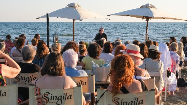 L'incontro sulla spiaggia di Fregene a cui sono state invitate le donne della diocesi di Porto-Santa Rufina