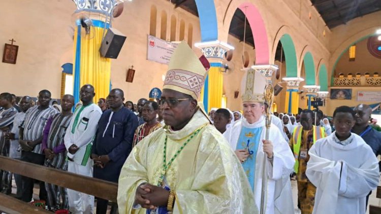 Mgr Kontiébo lors de la messe  pour l'imposition  du pallium