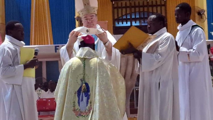  Imposition du pallium à Mgr  Prosper Kontiébo, archevêque de  Ouagadougou au Burkina Faso