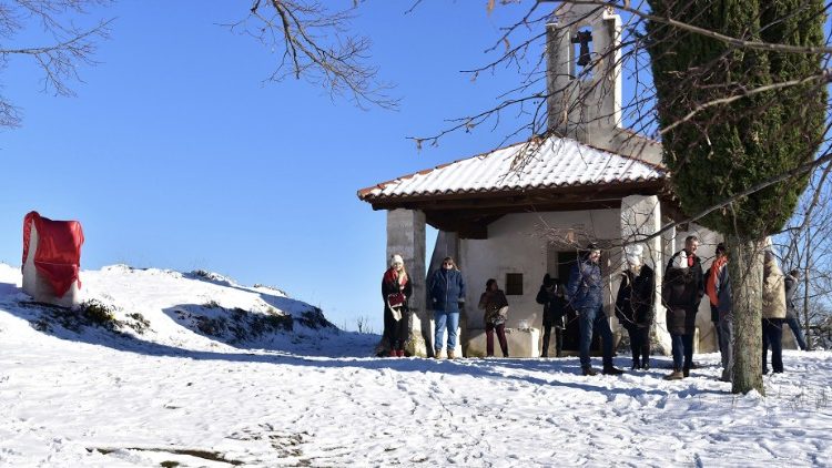 A pequena igreja de St. Jelena, local de nascimento do arcebispo Uhač, nas montanhas acima de Rijeka