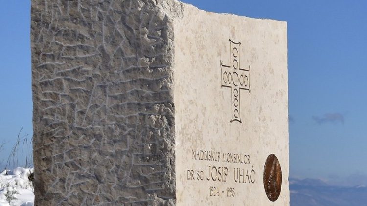 La stele dedicata a Josip Uhač, inaugurata il 20 gennaio 2024 a Santa Jelena