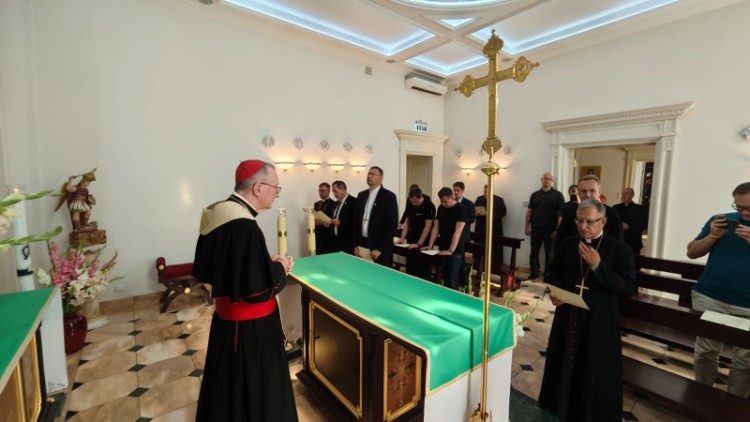 Cardeal Parolin na capela da Cúria da Arquidiocese Latina de Lviv