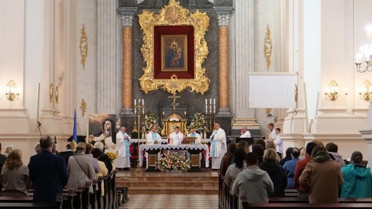 Monseñor Vitaliy Skomarovskyi en el santuario de Berdychiv.